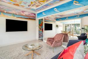 una sala de estar con techo con una pintura de delfines en Harbourside Pad with Waterfront Views, en Sídney