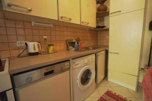 a kitchen with a washing machine and a washer at Studio im Bezirk Lend in Graz