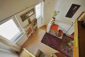 an overhead view of a living room with a window at Studio im Bezirk Lend in Graz