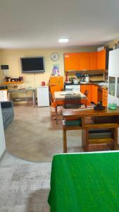 ein großes Wohnzimmer mit orangefarbenen Schränken und einem TV in der Unterkunft Casa Vale in Silvi Marina