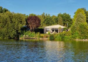 a house sitting on the shore of a lake at Ferienhaus am Lanzer See in Lanze