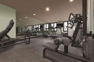 un gimnasio con filas de cintas de correr y máquinas en Adina Apartment Hotel Frankfurt Westend en Frankfurt