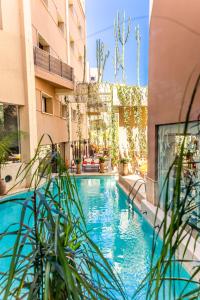 - une piscine au milieu d'un bâtiment dans l'établissement Dellarosa Boutique Hotel and Spa, à Marrakech