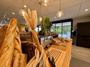 une chambre avec un comptoir avec du pain et des paniers dans l'établissement Campanile Limoges Nord, à Limoges