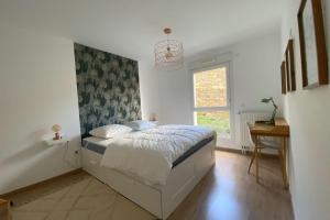 Posteľ alebo postele v izbe v ubytovaní Spacious and bright nest in Hérouville-saint-Clair