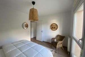 Posteľ alebo postele v izbe v ubytovaní Spacious and bright nest in Hérouville-saint-Clair + 2 fotografie