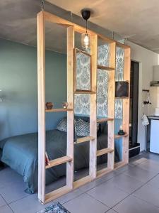 a room with a bunk bed in a room at Le Saint Roch 2 - AC CLIM - WIFI - 50m Centre ville in Avignon