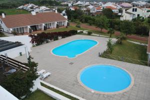 Uitzicht op het zwembad bij Apartamentos Turisticos Nossa Senhora Da Estrela of in de buurt