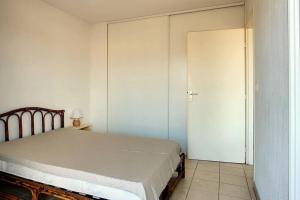 ein Schlafzimmer mit einem Bett und einer Schiebetür in der Unterkunft V-Mimosas 01-Vieux Boucau Appartement 6 personnes calme au cœur de Vieux Boucau proche skatepark in Vieux-Boucau-les-Bains + 4 Fotos