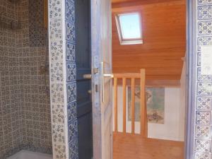 uma porta para um quarto com uma escada e uma janela em Maison Locmaria, 4 pièces, 6 personnes - FR-1-418-67 em Locmaria