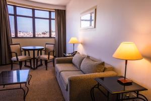 Uma área de estar em Marques Plaza Hotel