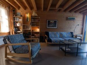 ein Wohnzimmer mit einem Sofa und einem Tisch in der Unterkunft Maison Le Palais, 3 pièces, 4 personnes - FR-1-418-86 in Le Palais