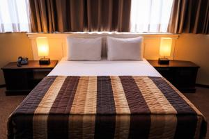 Cama ou camas em um quarto em Marques Plaza Hotel