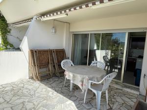 patio ze stołem i krzesłami na patio w obiekcie PAN0 - Studio avec belle et grande terrasse vue mer w Cannes