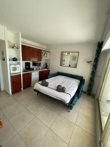 sypialnia z łóżkiem i kuchnią w obiekcie PAN0 - Studio avec belle et grande terrasse vue mer w Cannes +16 zdjęć