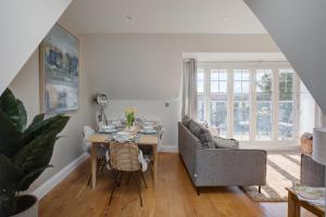 Posezení v ubytování The Tower, 5 Corisande Manor