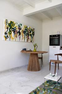 een woonkamer met een tafel en een schilderij aan de muur bij Slapen bie Wisse in Kamperland