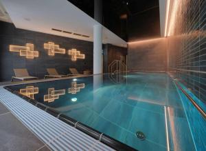 a large swimming pool in a building at Adina Apartment Hotel Cologne in Cologne