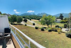 - un balcon offrant une vue sur une route dans l'établissement Magnifique T4 terrasse vue lac et montagnes, à Jacob-Bellecombette