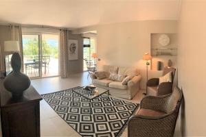 sala de estar con sofá y mesa en Magnifique T4 terrasse vue lac et montagnes en Jacob-Bellecombette