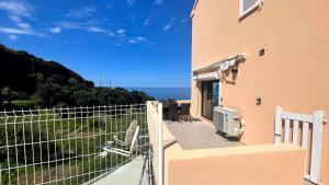 un balcón de una casa con vistas al océano en MER & SOLEIL en Morsiglia