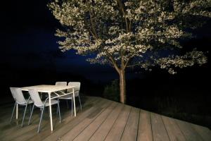 長門市にある1日1組限定貸切宿 Kitohana YUYAの木の上の椅子とテーブル