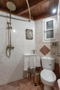 uma casa de banho com um WC e um lavatório em Ktima Dimitrios em Naxos Chora