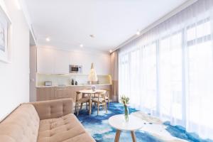un salon avec un canapé et une table dans l'établissement VacationClub - Boulevard Residence Apartament 22, à Ustronie Morskie