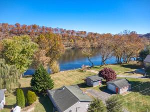 una vista aerea di una casa e di un lago di House on the New River, 3BR, 20 minutes from VT a Radford