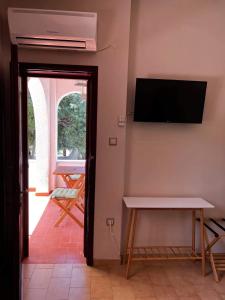 TV a/nebo společenská místnost v ubytování Ioanna's sweet & cozy apartment with sea view