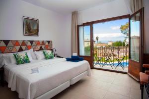 Postel nebo postele na pokoji v ubytování Hotel Aires de l'Emporda + 82 fotografií