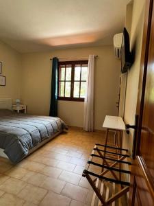 ein Schlafzimmer mit einem Bett und einem Fenster in der Unterkunft Ioanna's sweet & cozy apartment with sea view in Monemvasia