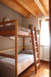 Etagenbett in einem Zimmer mit einer Leiter in der Unterkunft Alex's lake house in Riva di Solto