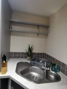 eine Küchentheke mit Spüle in der Küche in der Unterkunft Paramount city view in Swindon