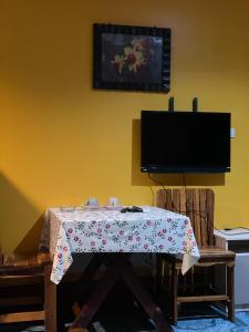une table avec un chiffon de table et une télévision dans l'établissement 95 restaurant, à Nai Thon Beach