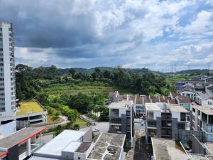 una vista aérea de una ciudad con edificios en Taman Equine Comfy Studio#Greenery View#4 pax#Aeon Mall, en Seri Kembangan