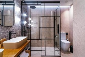 bagno con lavandino e servizi igienici di Boutique Hotel Cordial Plaza Mayor de Santa Ana a Las Palmas de Gran Canaria