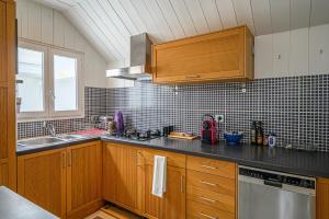 kuchnia z drewnianymi szafkami i zlewem w obiekcie Imagine - Charmante maison avec jardin w mieście Vannes +10 zdjęć