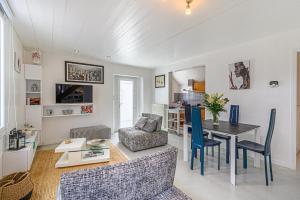 een woonkamer met een tafel en een eetkamer bij Imagine - Charmante maison avec jardin in Vannes