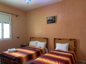 two beds in a room with a window at Birgits Bed & Bistro, Garage für Biker kostenlos in Meski