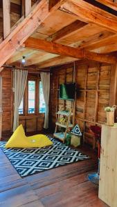 班頓甘的住宿－Alaya Villa，小木屋内的客房,地板上铺有地毯