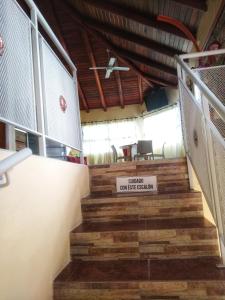 eine Treppe in einem Gebäude mit einem Schild, das die Steuerung liest, nicht in der Unterkunft LOS CLAVELES in Federación