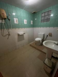 La salle de bains est pourvue de toilettes et d'un lavabo. dans l'établissement 95 restaurant, à Nai Thon Beach