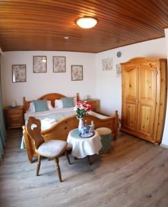 1 dormitorio con 1 cama y 1 mesa con silla en Zum Burgkeller, en Bruchweiler