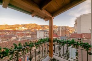 einen Balkon mit Stadtblick in der Unterkunft Elegance Boutique Hotel in Korçë