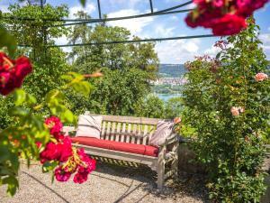 Eine Bank, die mitten in ein paar Blumen sitzt. in der Unterkunft Schloss Freudenfels in Eschenz