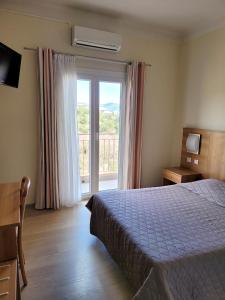 - une chambre avec un lit et une grande fenêtre dans l'établissement Hotel de La Paix, à Corte