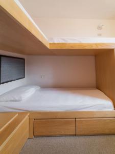 1 dormitorio con 1 litera con sábanas blancas en Mandron charming and central apartment en Madonna di Campiglio