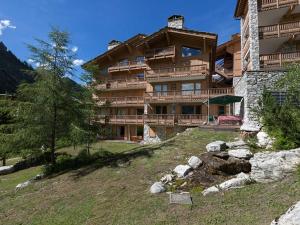 a large apartment building on a hill with a tree at Appartement Val-d'Isère, 4 pièces, 6 personnes - FR-1-694-213 in Val-d'Isère