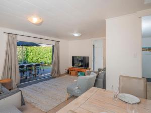 Μια τηλεόραση ή/και κέντρο ψυχαγωγίας στο Slice of Pauanui - Pauanui Holiday Home